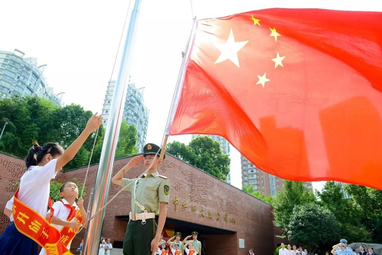 时尚芭比做美甲